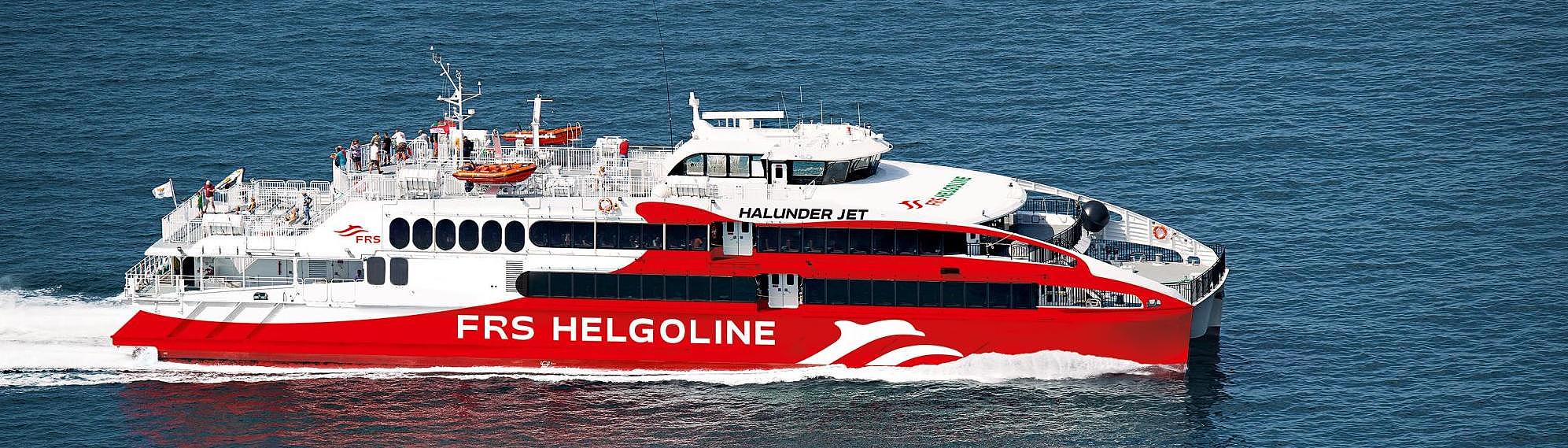 Seitenansicht des "Halunder Jet" auf See.