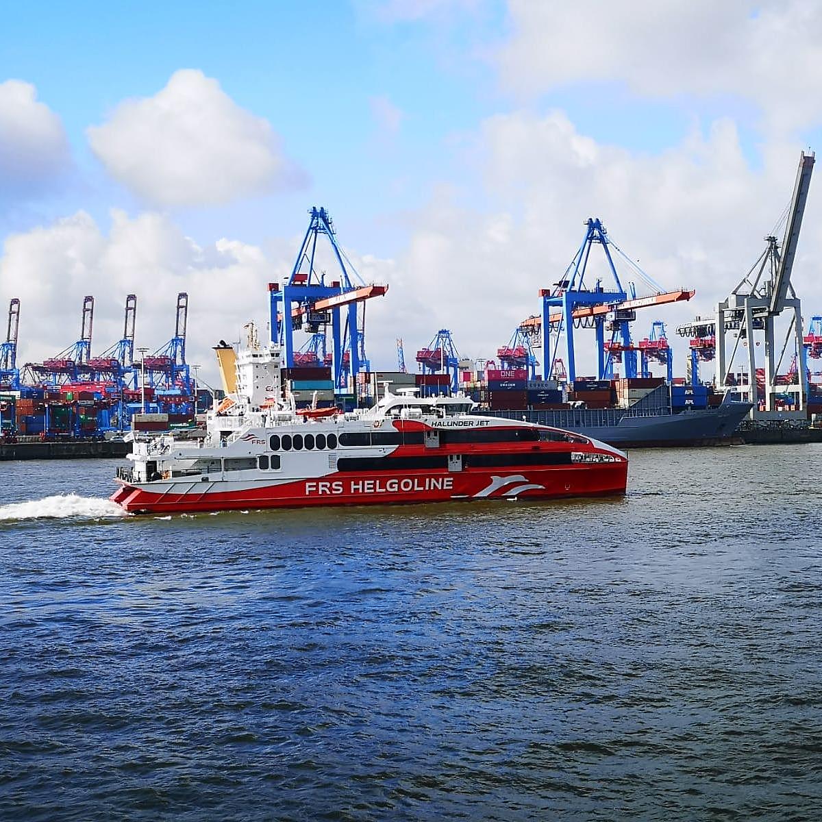 Der "Halunder Jet" vor dem Containerhafen in Hamburg.