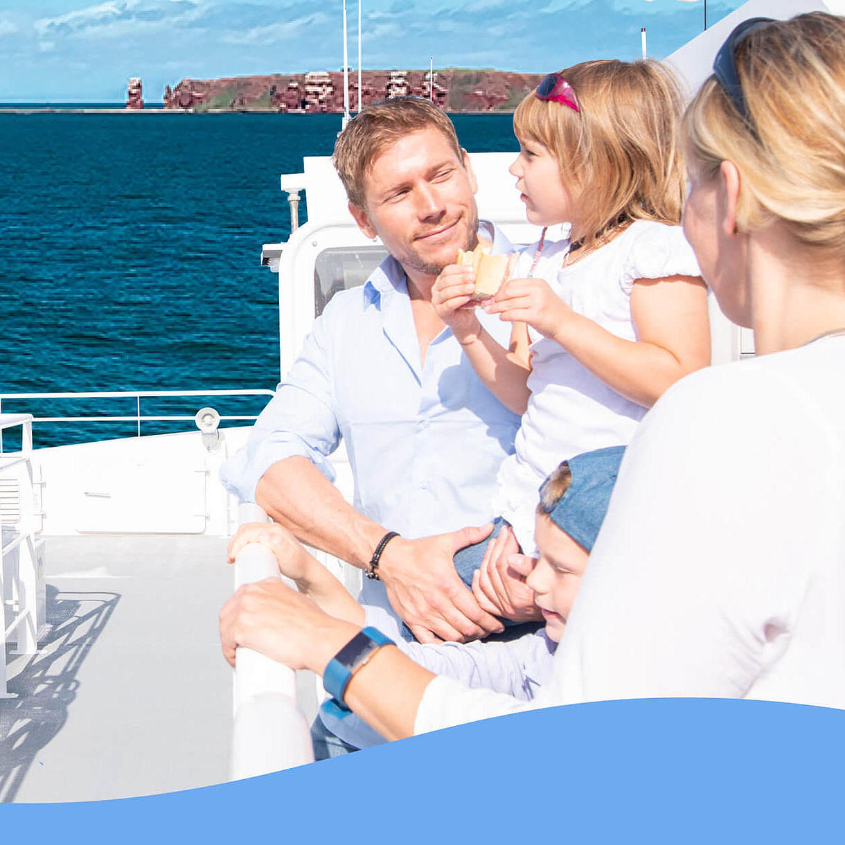 Familie an Bord des HAlunder Jets mit Helgoland im Hintergrund
