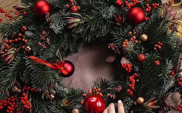 An advent wreath can be seen from above laying on a table