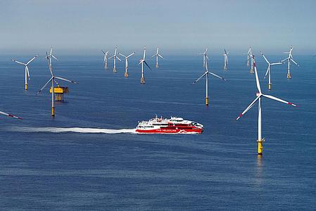 Der "Halunder Jet" fährt durch einen Offshore-Windpark.