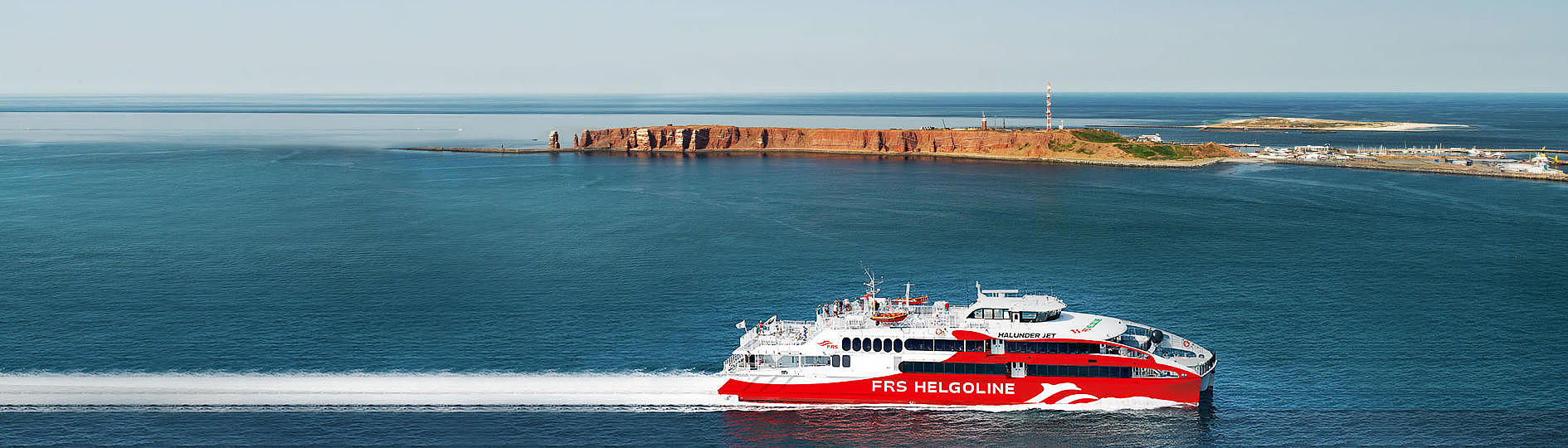 Der "Halunder Jet" passiert Helgoland.