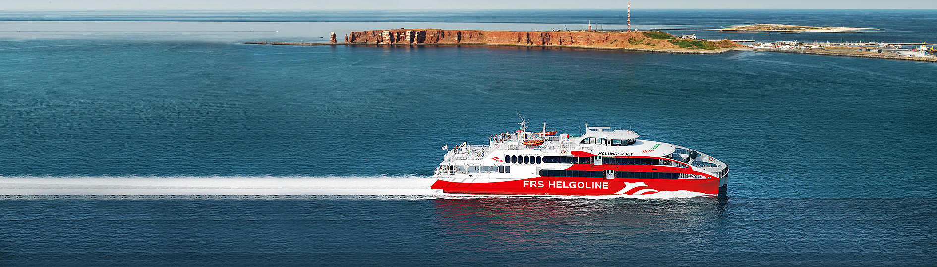 Der "Halunder Jet" passiert Helgoland.