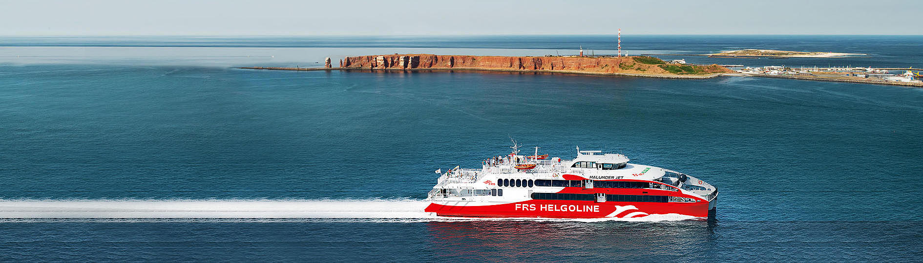 Der "Halunder Jet" passiert Helgoland.