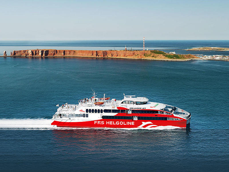 Der "Halunder Jet" passiert Helgoland.