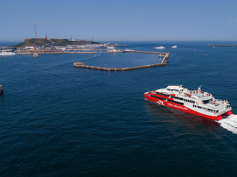 Der "Haluder Jet" fährt in den Hafen Helgolands.