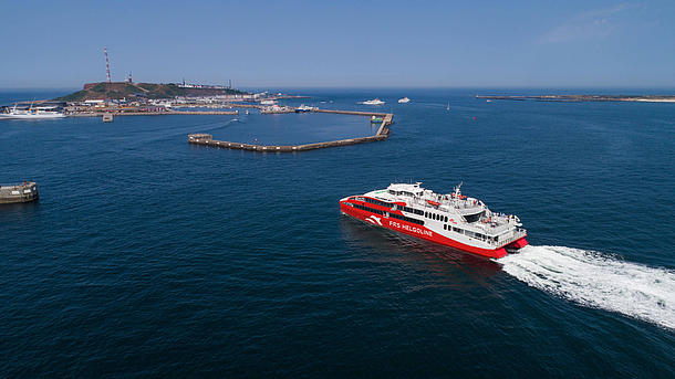 The "Halunder Jet" driving to the jetty