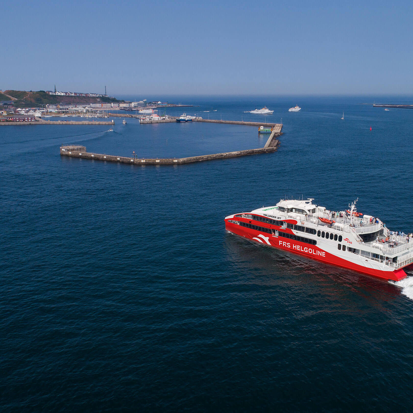 Der "Haluder Jet" fährt in den Hafen Helgolands.