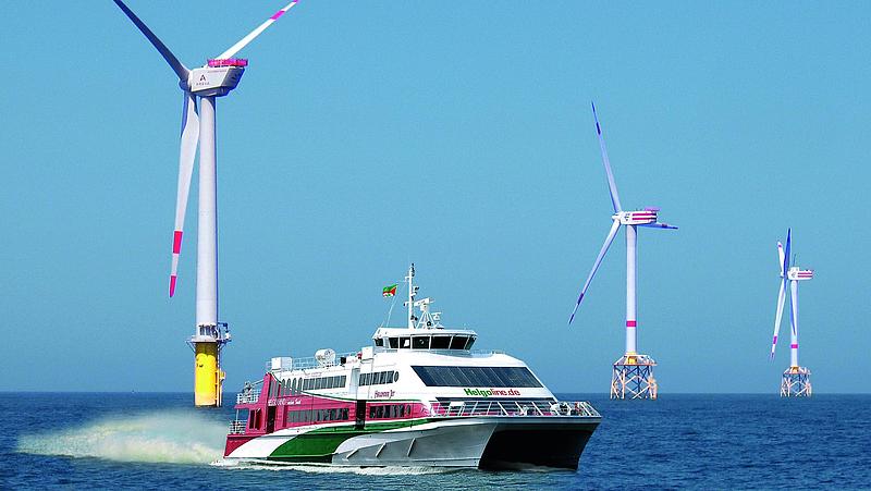 Der "Halunder Jet" vor einem Offshore-Windpark.