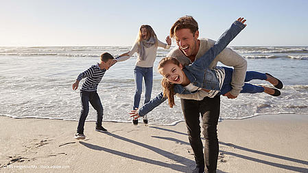 Eine Familie am Strand.