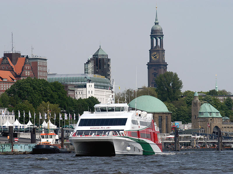Der "Halunder Jet, vor Hamburg.