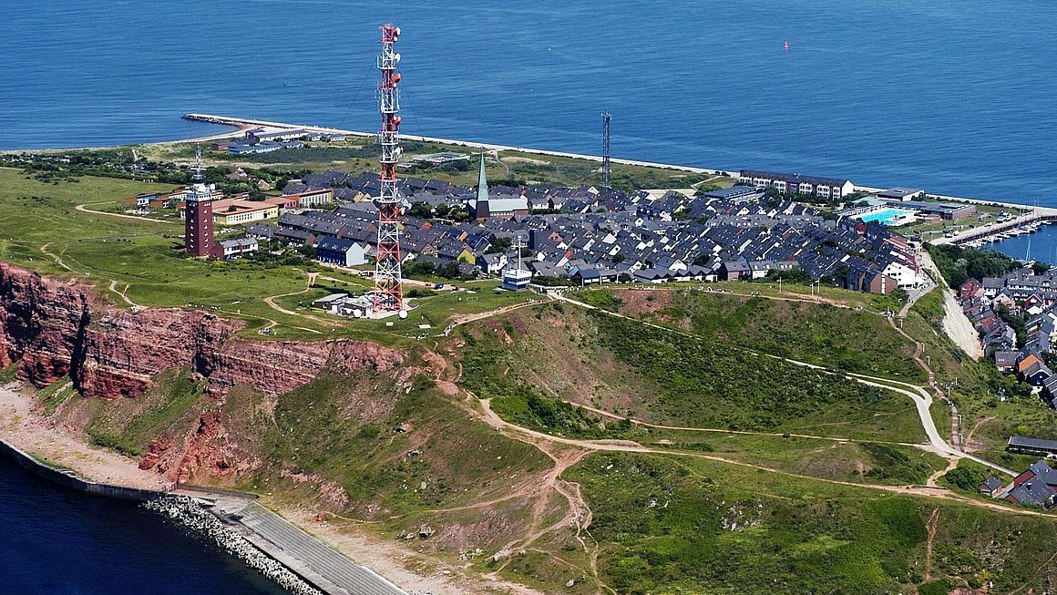 Luftaufnahme von Helgoland, mit Blick auf den Krater.