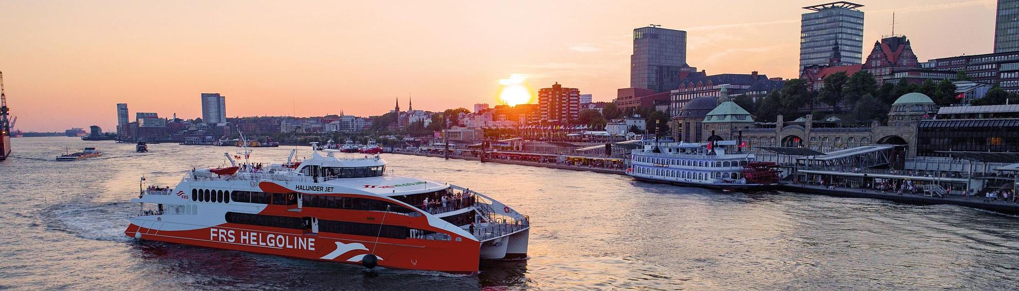Der "Halunder Jet", abends in Hamburg