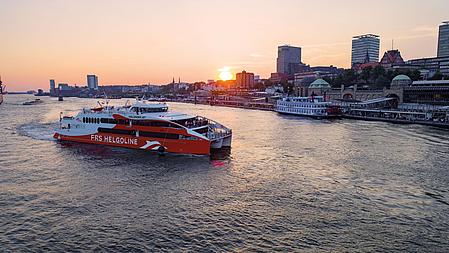 Der "Halunder Jet", abends in Hamburg