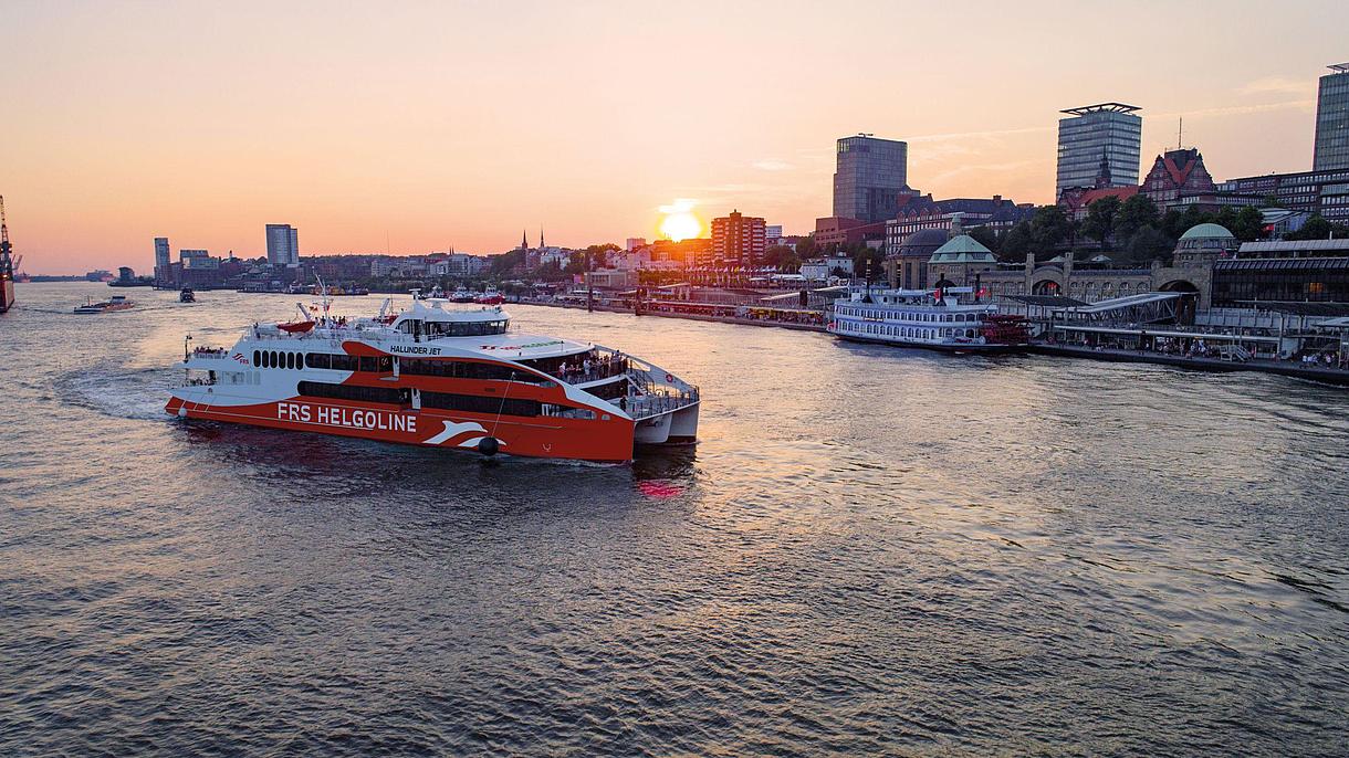 Der "Halunder Jet", abends in Hamburg