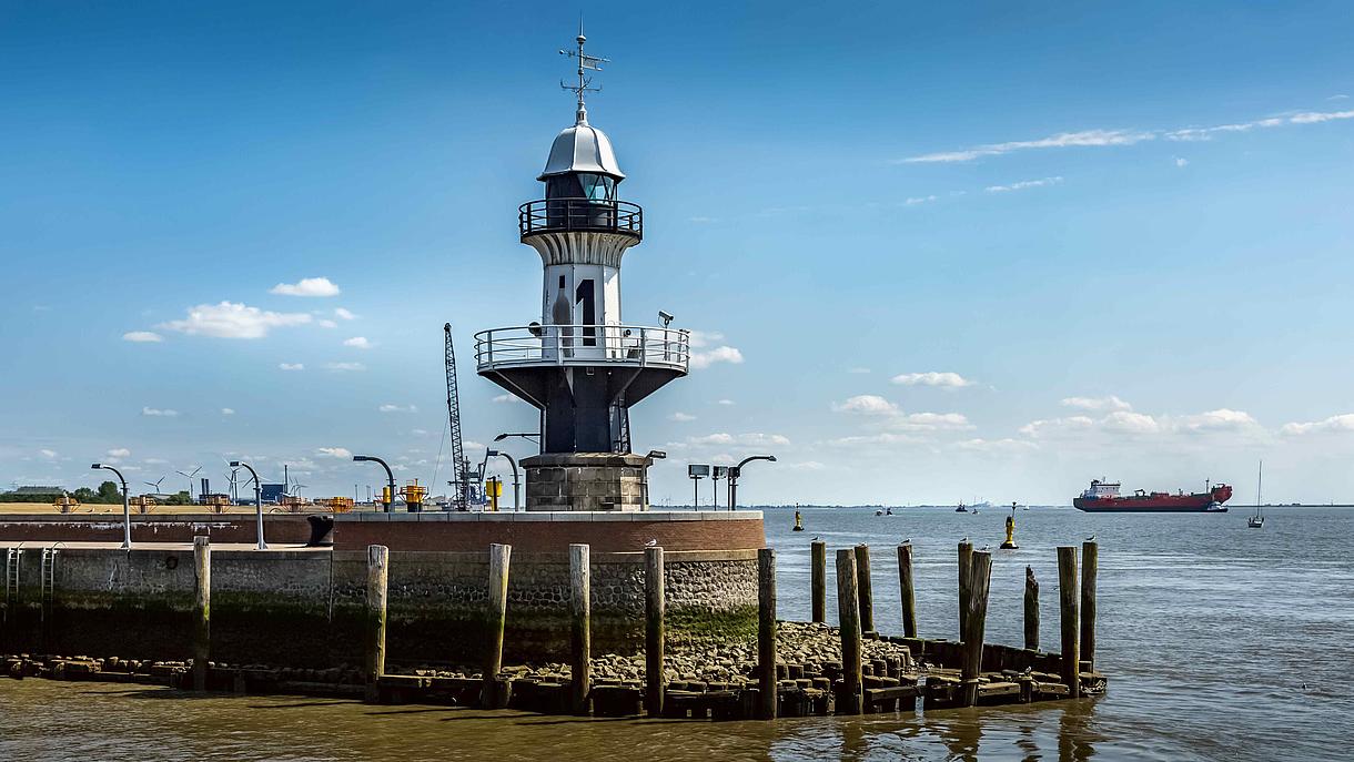Schleuse mit Leuchturm in Brunsbüttel