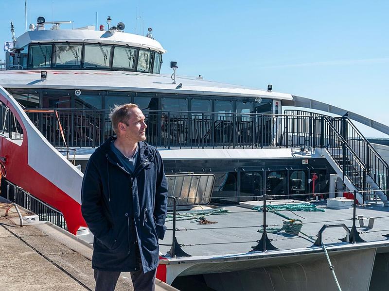 Thees Uhlmann in front of the "Halunder Jet"