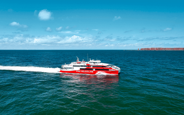 Halunder Jet vor HElgoland mit blauem Himmel