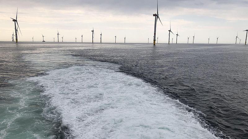 Kielwasser Halunder Jet und Windkraftanlagen