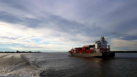 Containerschiff auf der Elbe.