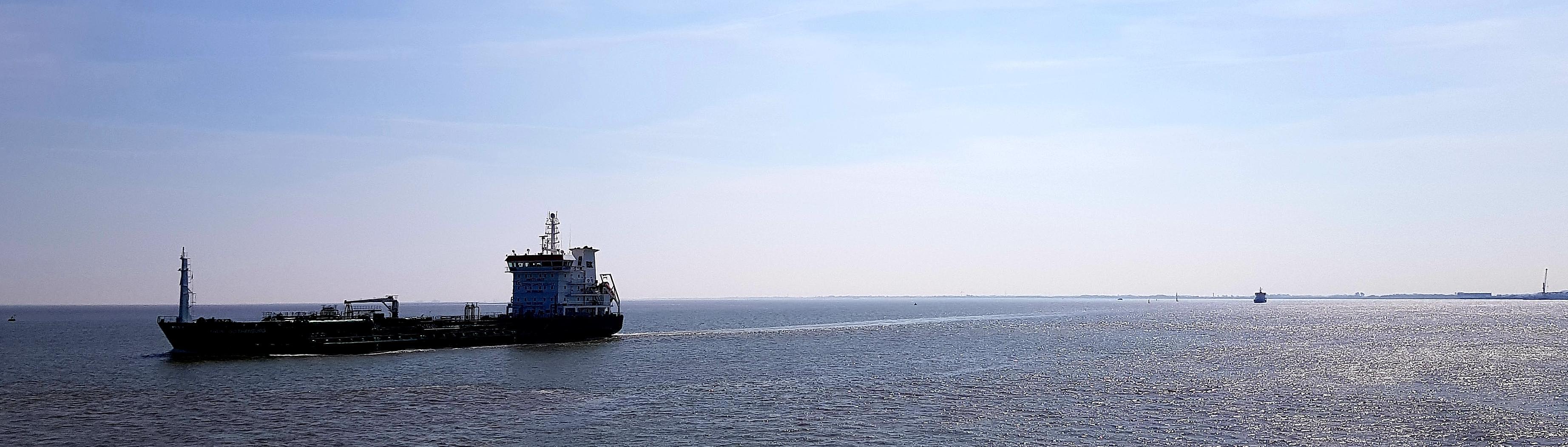 shipspotting on the Elbe: Containership