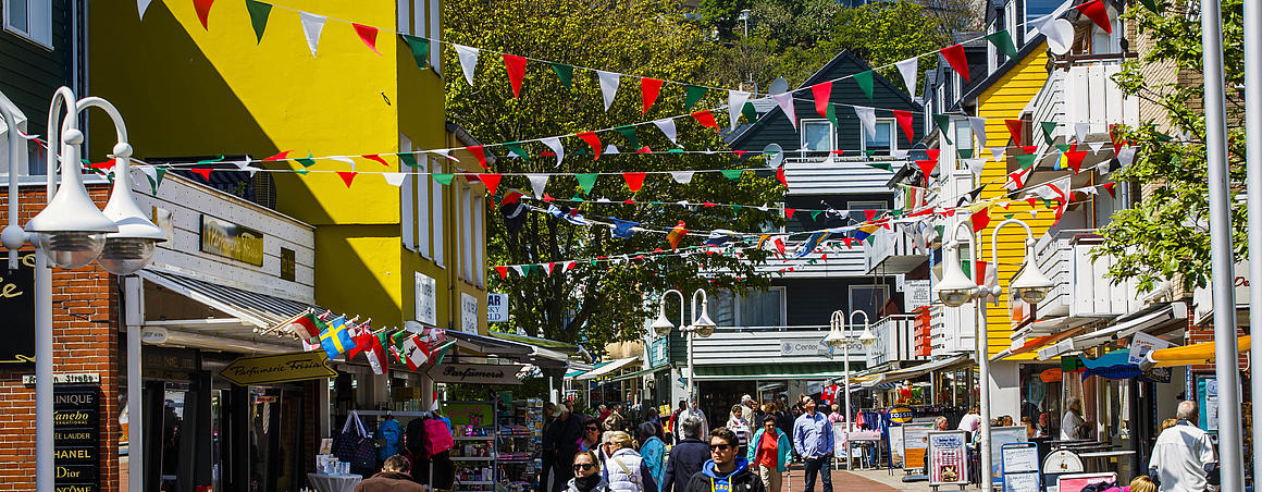 Die Einkaufsstrasse in Helgoland.
