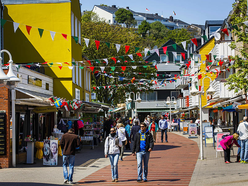 Die Einkaufsstrasse in Helgoland.