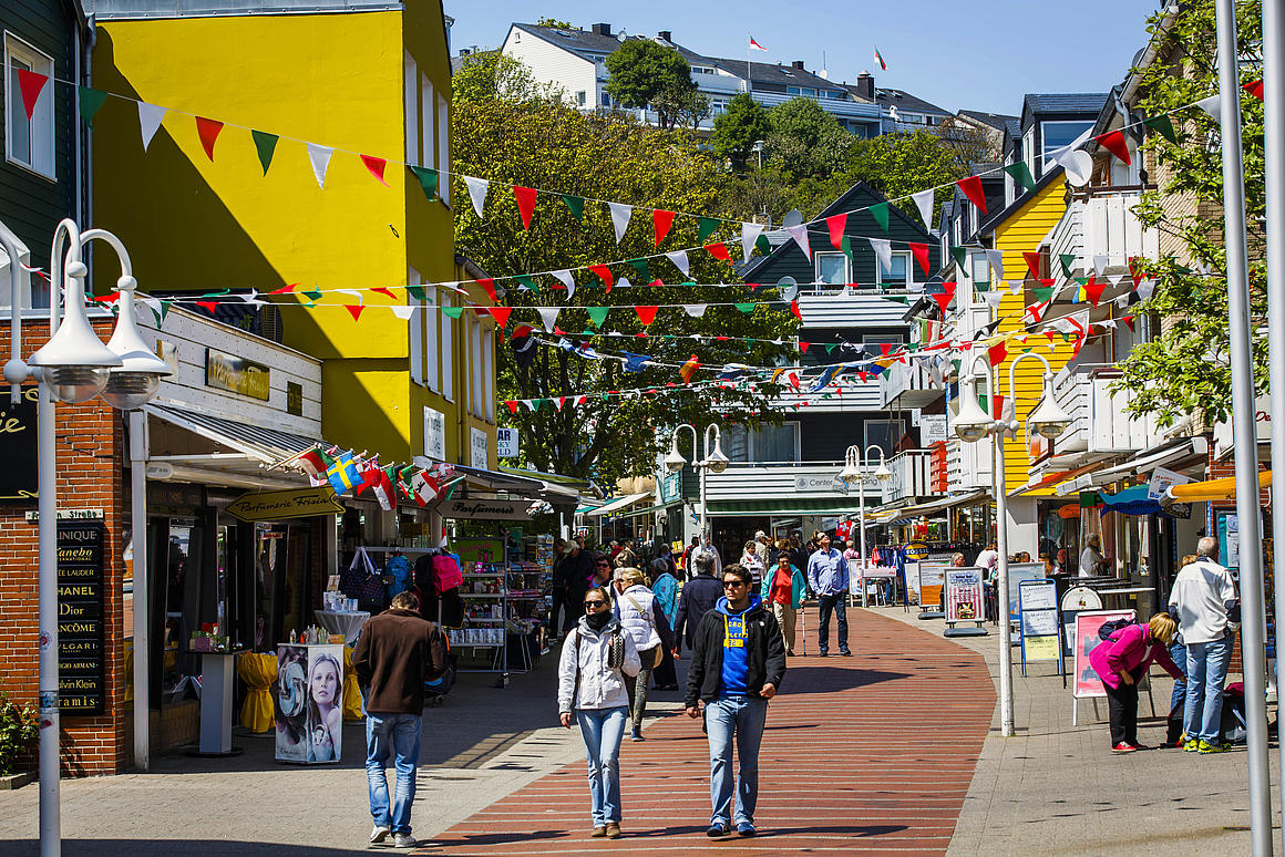 Die Einkaufsstrasse in Helgoland.