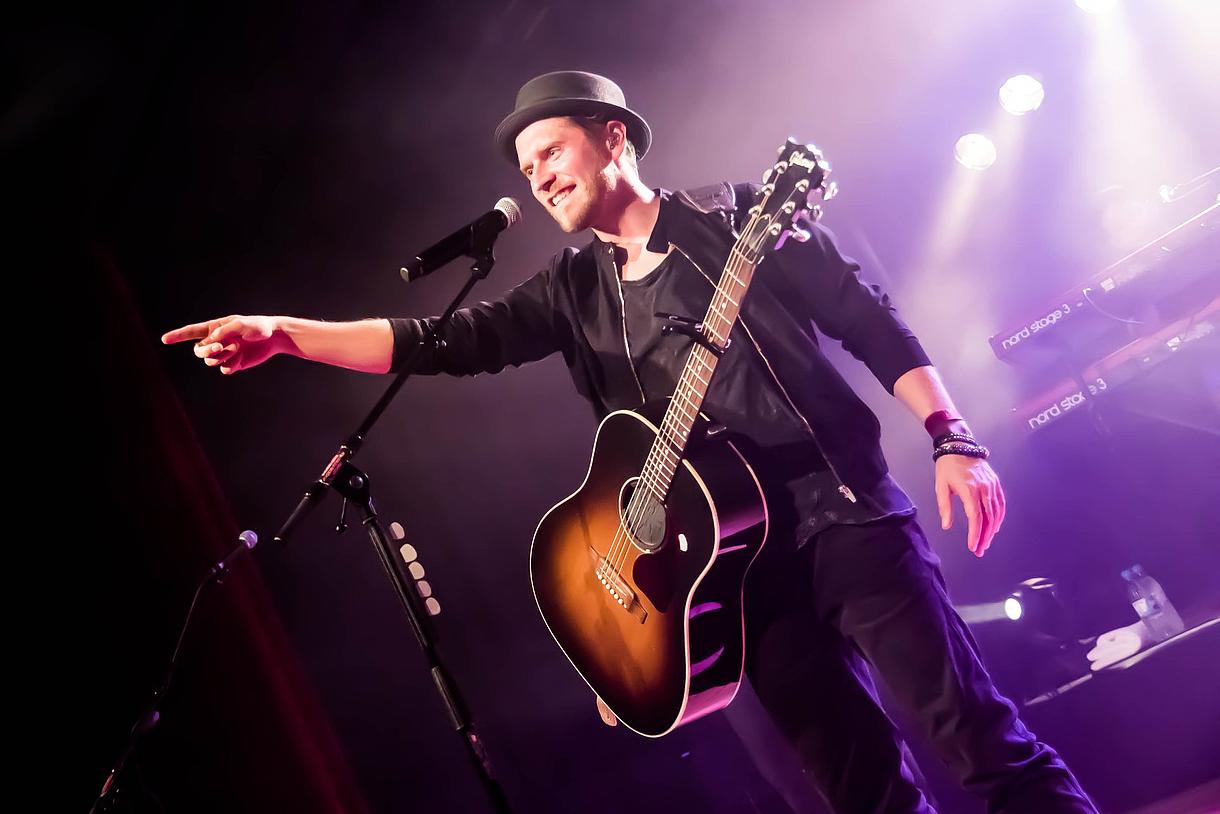 Johannes Oerding on stage with guitar