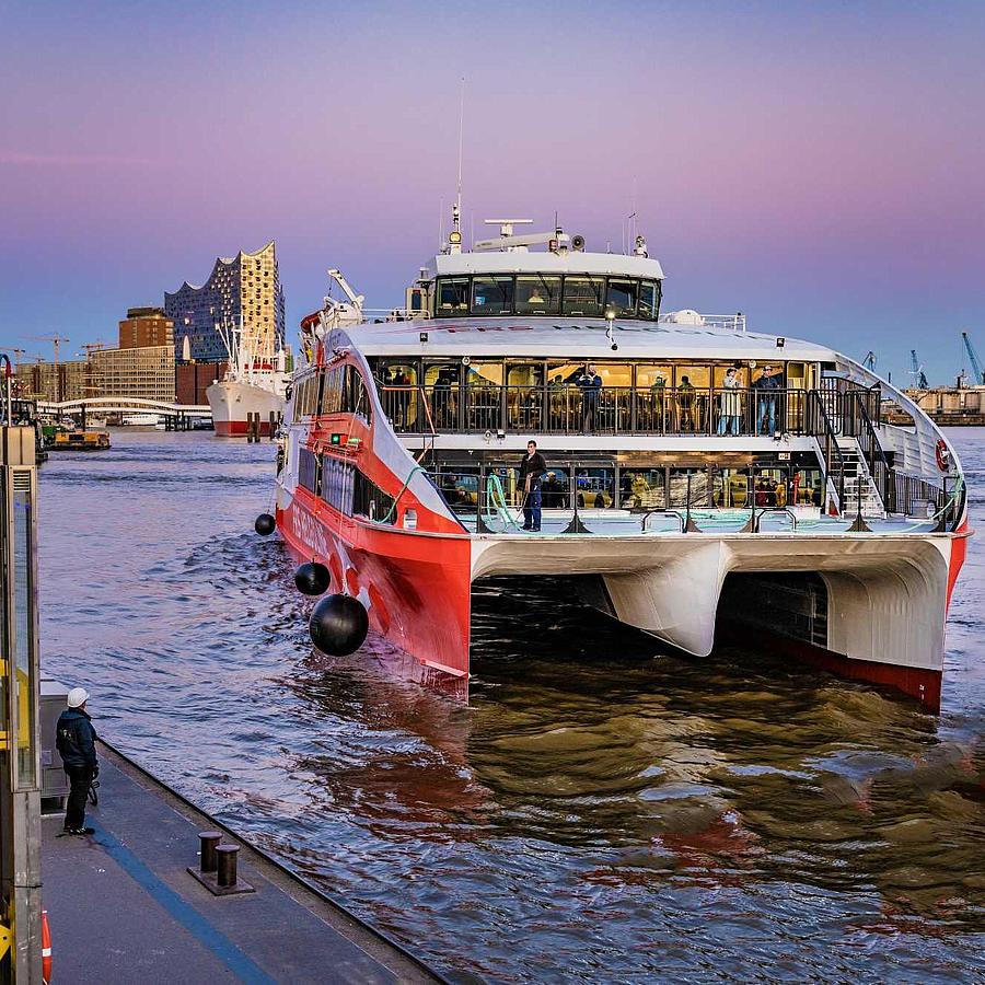 "Halunder Jet" im Hamburger Hafen bei lila Himmel