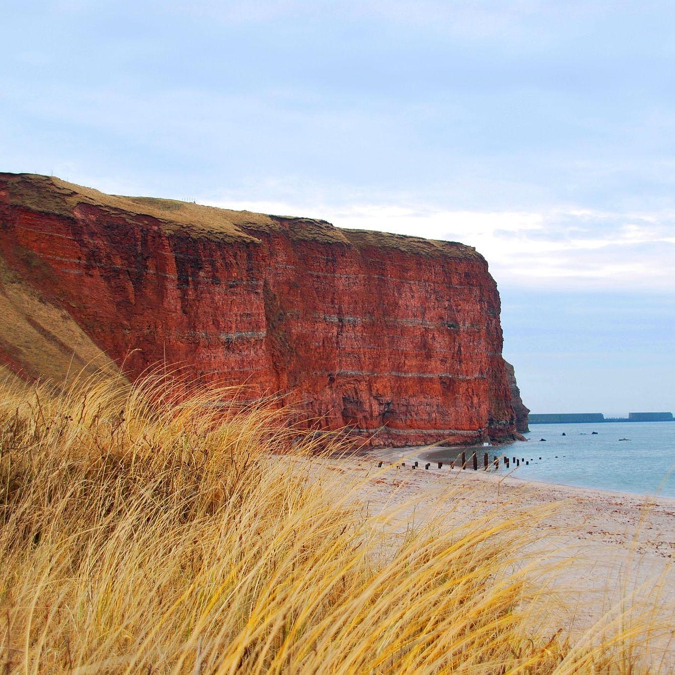 Chalk rocks in autumn surroundet by beach, grasses and water