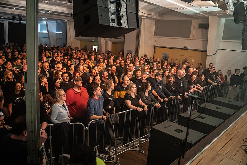 Begeisterte Fans beim KETTCAR Konzert auf Helgoland.