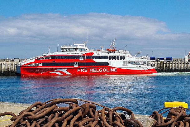Halunder Jet am delfin Anleger bei Sonnenschein