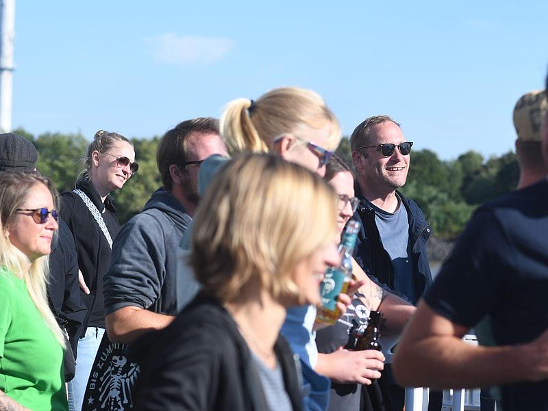 Thees Uhlmann and fans on deck enjoying the good weather 