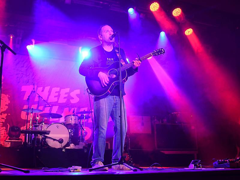 Thees Uhlmann on stage with his guitar 