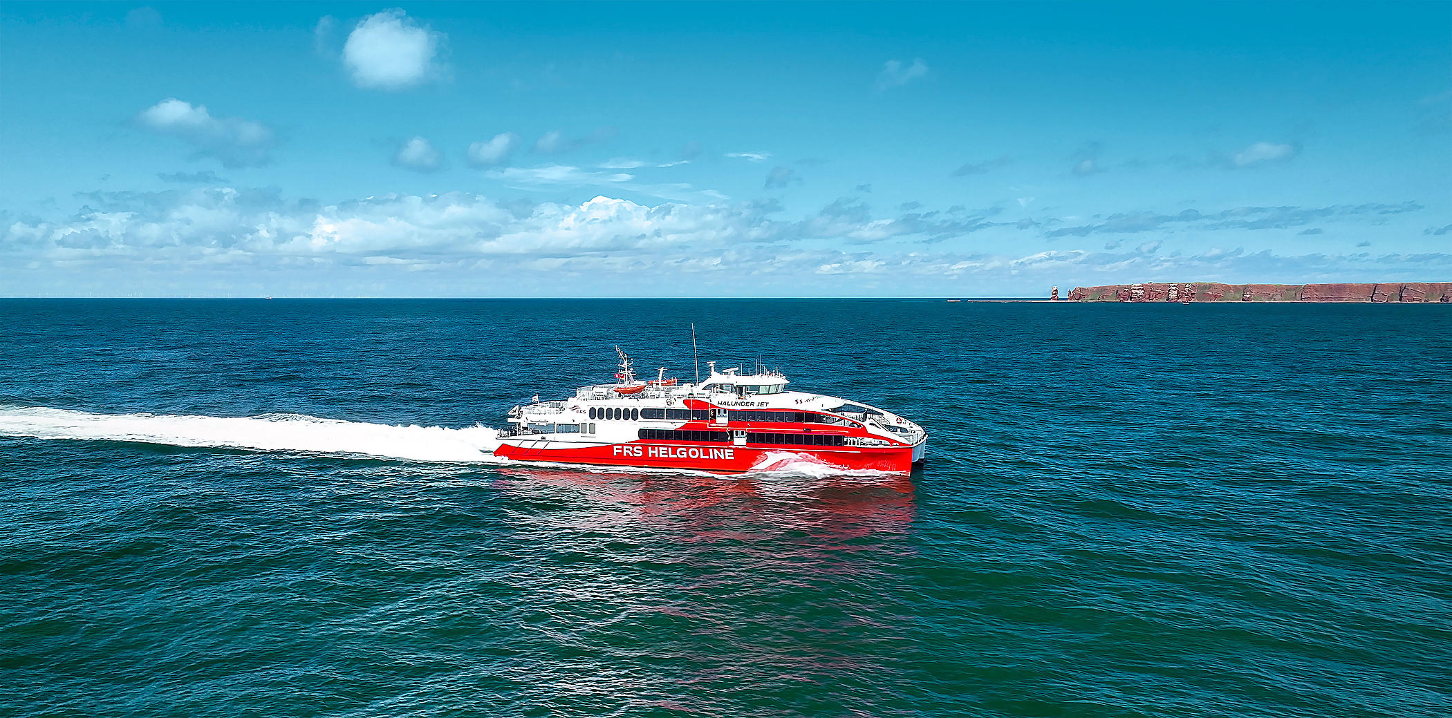 Der "Halunder Jet" vor Helgoland mit dem Wahrzeichen "Lange Anna".