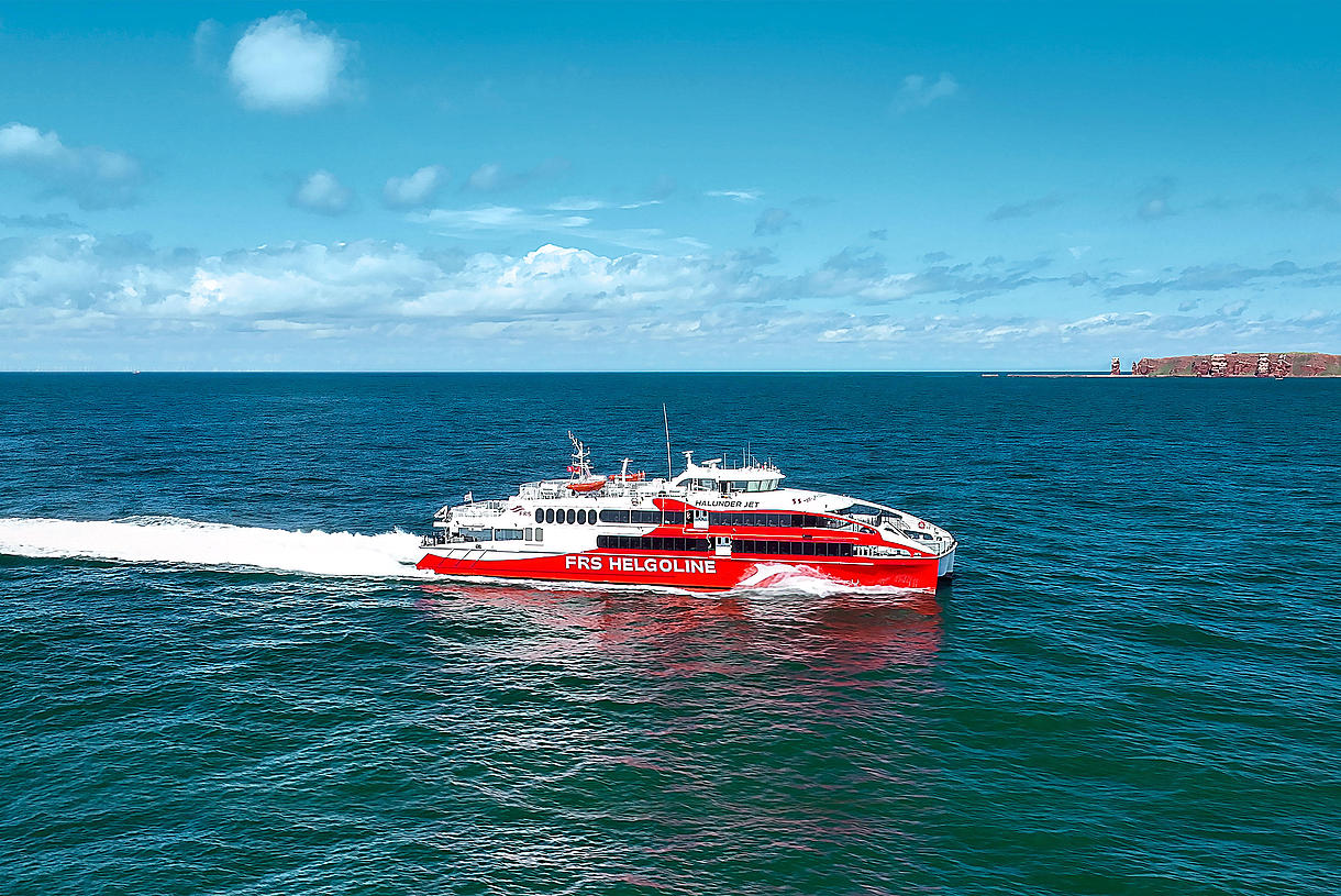 Der "Halunder Jet" vor Helgoland mit dem Wahrzeichen "Lange Anna".