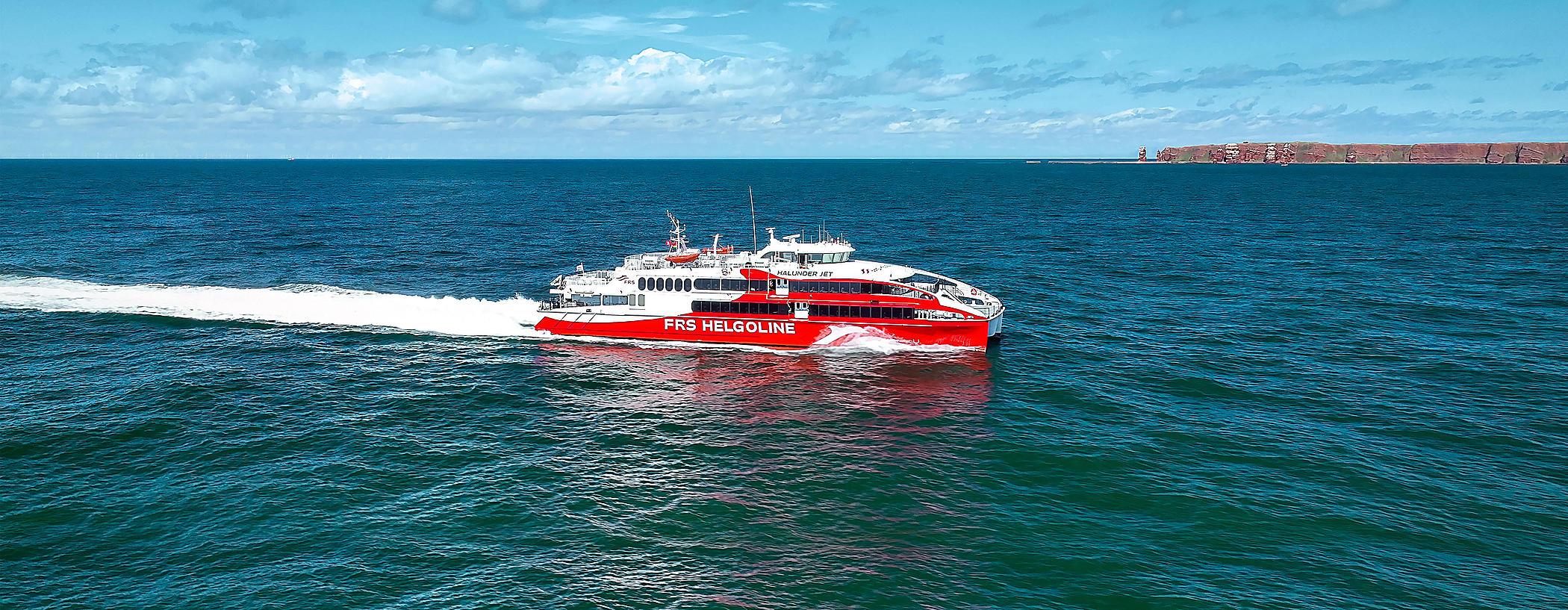 Der "Halunder Jet" vor Helgoland mit dem Wahrzeichen "Lange Anna".