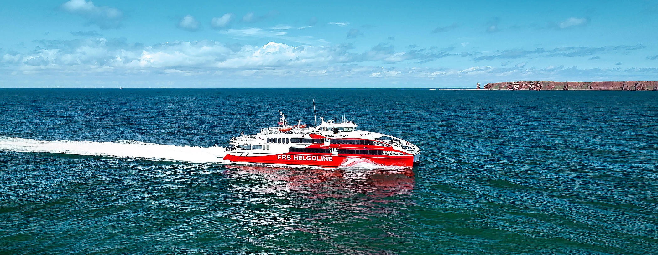 Der "Halunder Jet" vor Helgoland mit dem Wahrzeichen "Lange Anna".