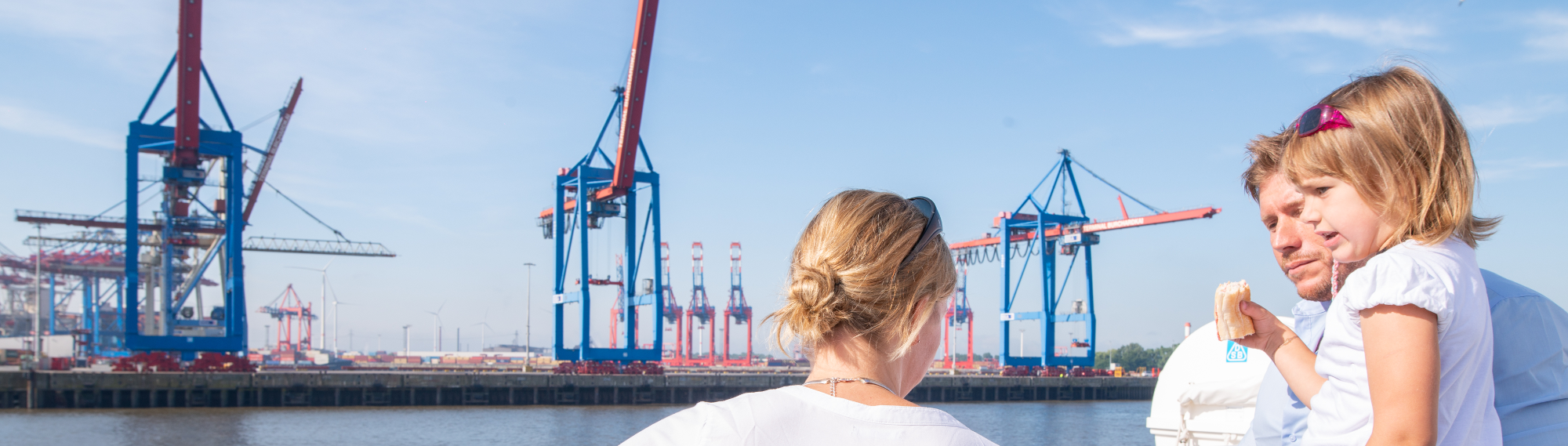 Familie blickt auf den Hamburger Hafen