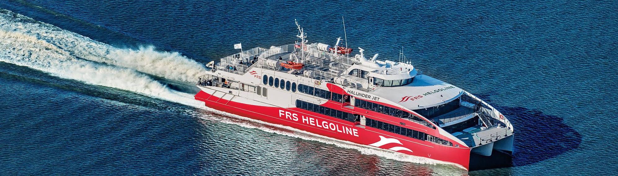 Luftaufnahme des "Halunder Jet" auf See.