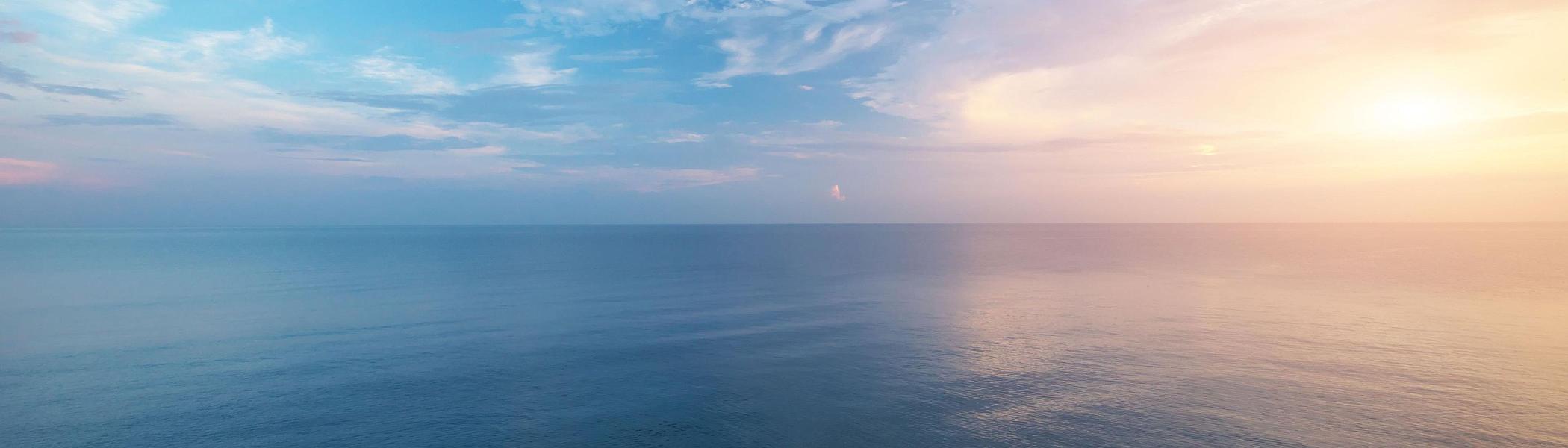 Sonnenunrtergang mit Farbspiel über dem Meer