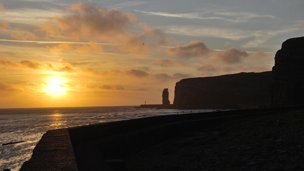 Helgoland, mit der langen Anna im Fokus, im Sonnenuntergang.