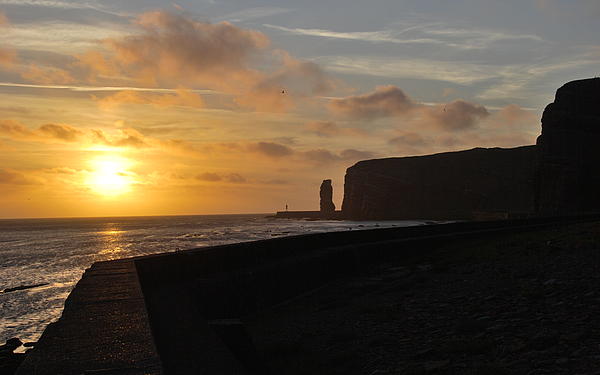 Helgoland, mit der langen Anna im Fokus, im Sonnenuntergang.