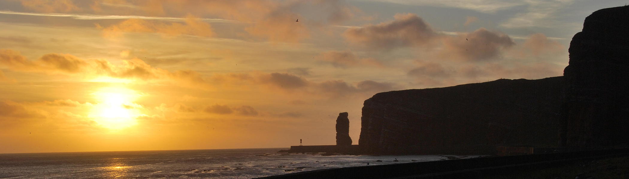 Helgoland, mit der langen Anna im Fokus, im Sonnenuntergang.