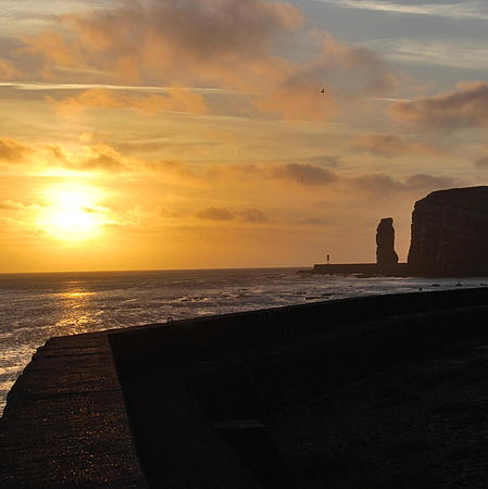 Helgoland, mit der langen Anna im Fokus, im Sonnenuntergang.