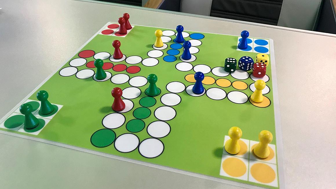 Mensch Ärgere dich nicht Brettspiel auf einem Tisch