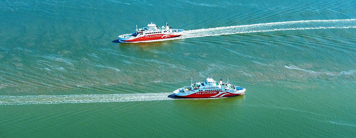 Der "Syltexpress" und der "Römö Express"passieren einander auf See.