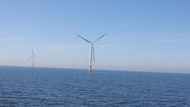 Windpark aus der Ferne bei blauem Himmel