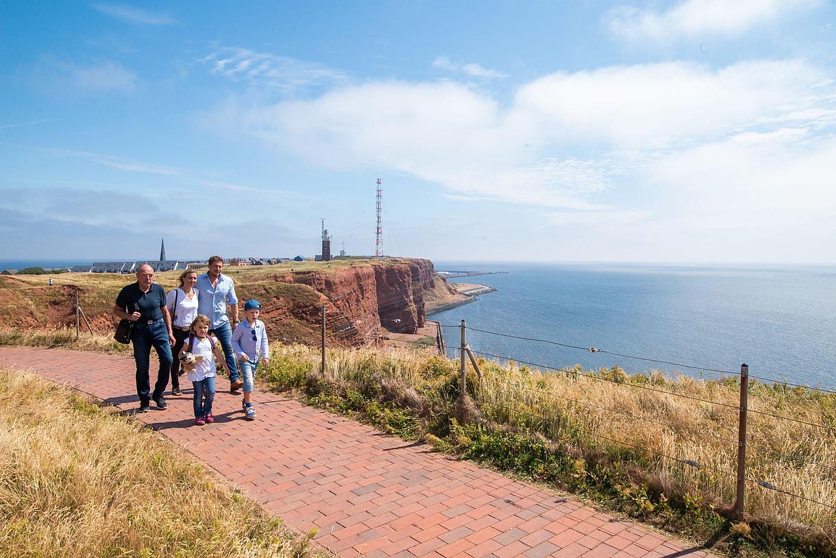 Ein Senior, 2 Ewachsene und 2 Kinder, auf dem Klippenrandweg von Helgoland.